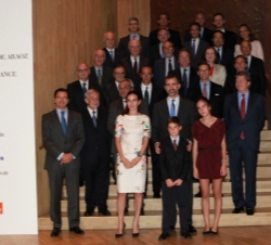Don Felipe junto la familia de Jaime Fernández de Araoz y los miembros del jurado
